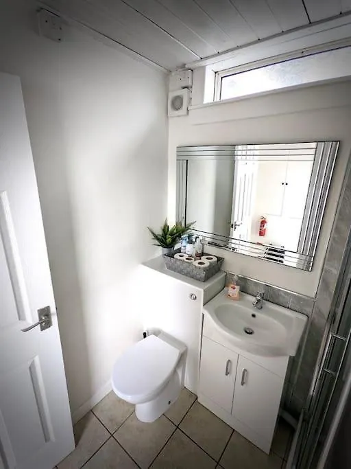 Cosy 2-Bedroom House In Leith Edinburgh 0*,