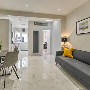 https://luxury-home-in-central-belfast.belfasthotelsireland.com